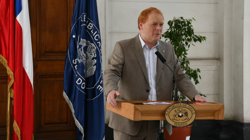 Rojo Edwards renuncia a Republicanos junto a otros 24 militantes para formar el “Movimiento Libertario”