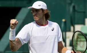 Nicolás Jarry sorprende a Tsitsipas y se mete en los cuartos del Halle Open