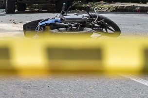 Motociclista murió tras chocar contra un poste: cambió de pista en contra del tránsito