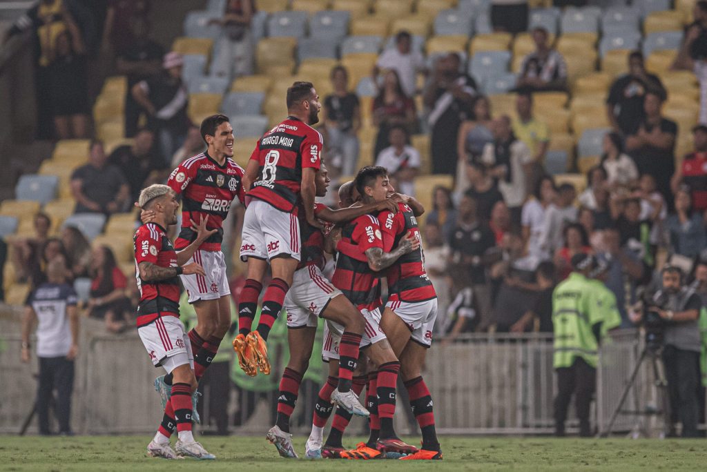 Pulgar vuelve a brillar en goleada del Flamengo