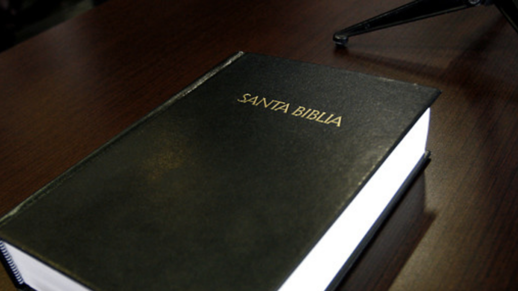 Escuelas en Estados Unidos prohibieron la Biblia por “vulgar y violenta”