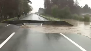 Región del Biobío: Socavón corta camino a Laja