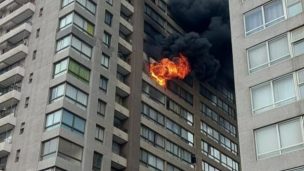 Incendio afecta a departamento en el centro de Santiago