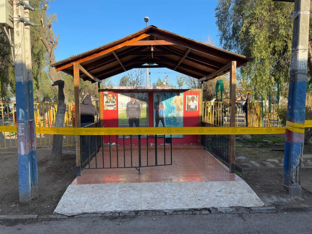 Demuelen primer “mausoleo narco” en La Florida: vecinos agredieron a camarógrafo