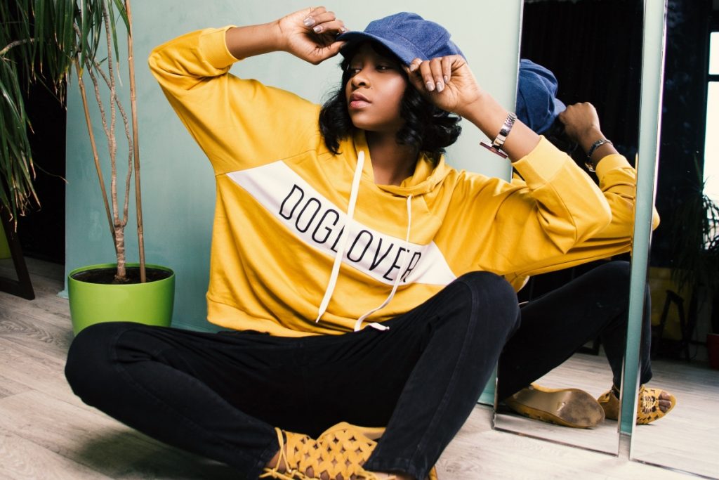 Oversize, crop, estampado o hoodie: ¿Cómo elegir tu polerón favorito?