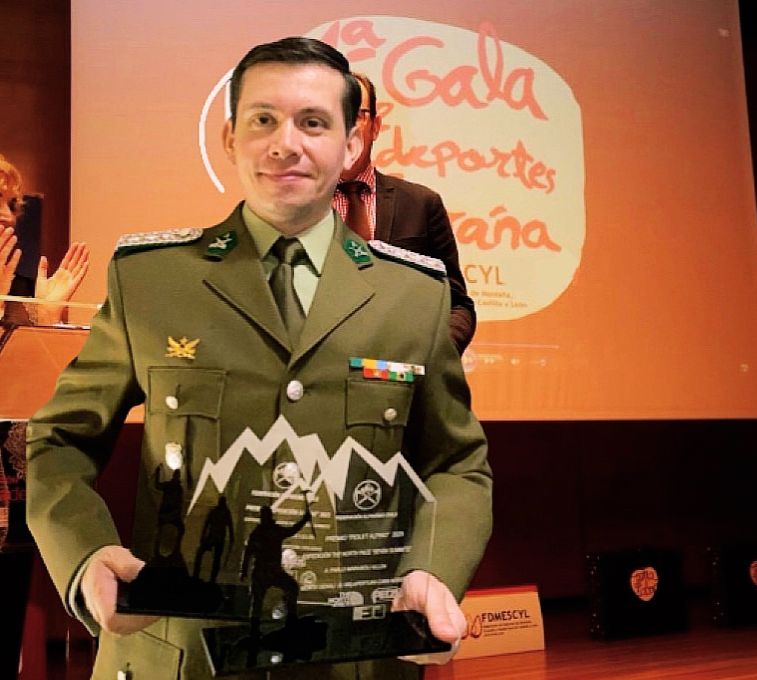 Capitán de Carabineros obtiene premio Piolet Alpino