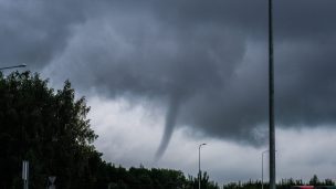 Emiten aviso por probables tornados y trombas marinas en dos regiones del país