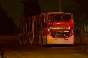 Delincuentes queman bus de RED en Estación Central: Amenazaron al chofer y obligaron a los pasajeros a bajar