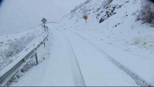 Nevazón cubre colinas y ruta en Cajón del Maipo: realizan llamado a transitar con precaución