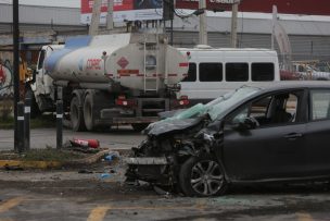 Tres personas quedan con riesgo vital tras accidente con camión de combustible en Camino a Melipilla