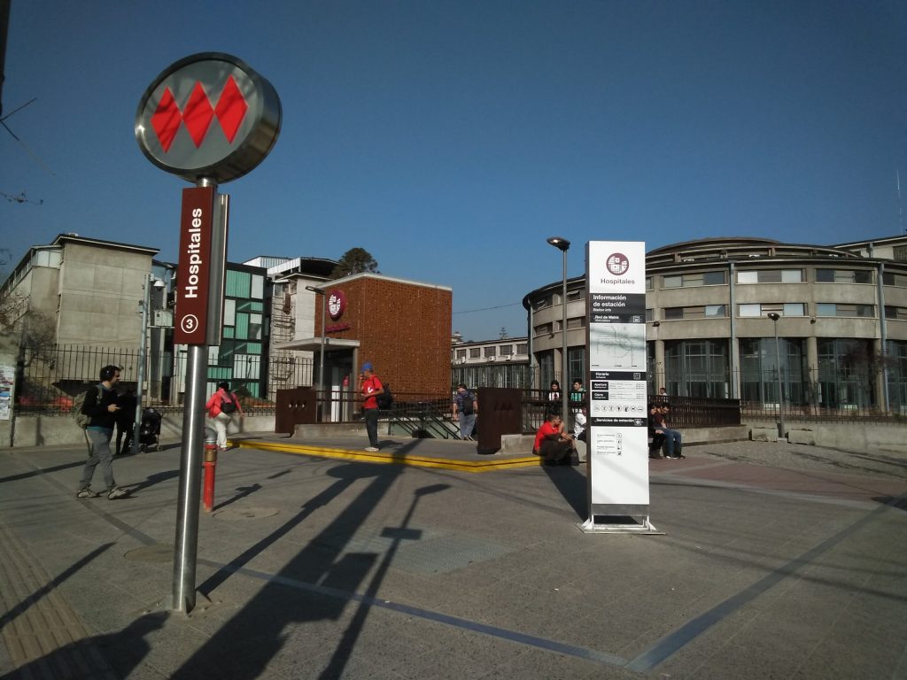 Mujer dio a luz en Estación de Metro Hospitales: Fue asistida por funcionarios y carabineros