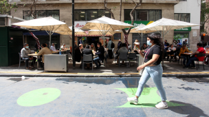 ¿Cuánto es el gasto mensual en alimentación de un trabajador en Chile?