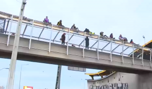 Personas se cuelgan en la pasarela del Metro Las Torres exigiendo soluciones habitacionales