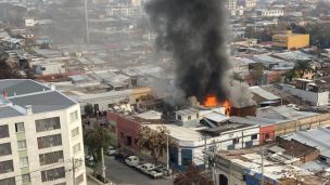 Incendio de gran magnitud afecta a casa ubicada en Santiago Centro