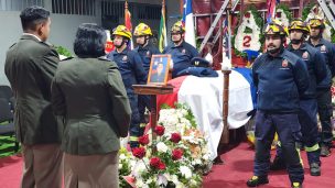 Linares: Bombero Robinson Altamirano, segundo mártir de su compañía, fue sepultado entre muestras de respeto