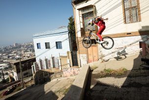 Leyenda del freeride lanza impactante video recorriendo Valparaíso en bicicleta