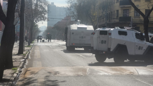 Incidentes y barricadas a las afueras del Liceo Barros Borgoño: Hay un adulto detenido por portar droga y bengalas