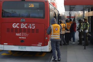 Comienzan multas a empresas de buses que permitan ingreso por puertas traseras