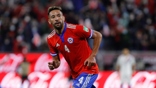 Mauricio Isla sorprende posando con camiseta de club de la Primera División