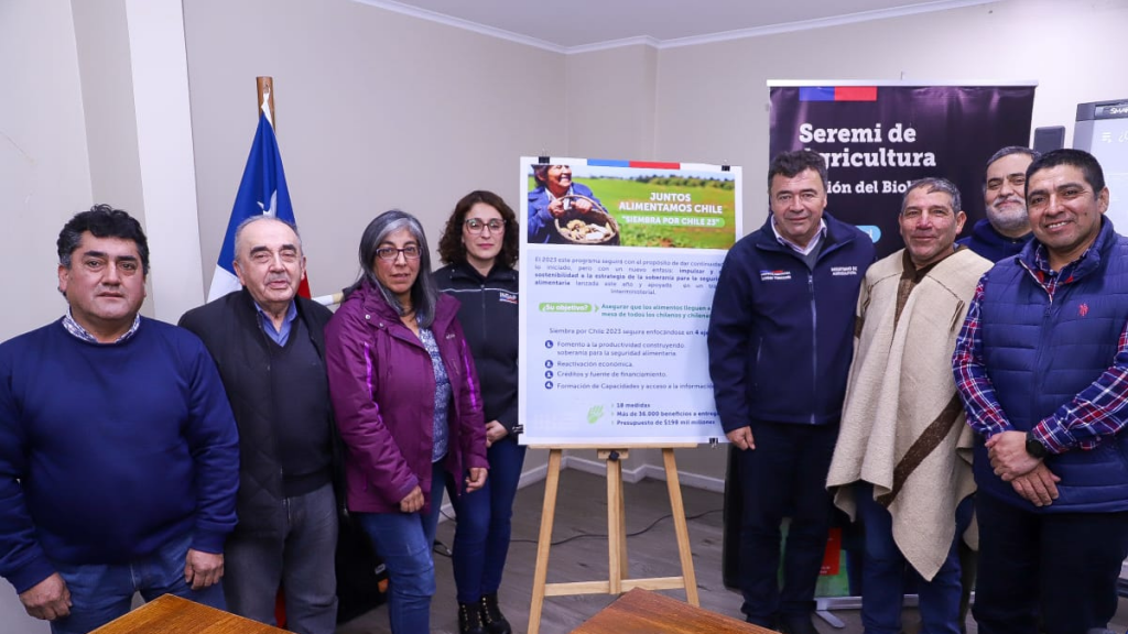 Minagri lanza programa “Siembra por Chile” en el Biobío: Ministro Valenzuela encabezó entrega de ayudas tras sistema frontal