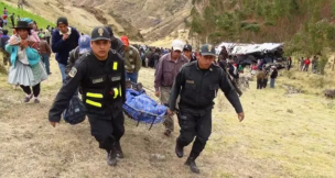 |Al menos seis muertos y una decena de heridos tras caer un vehículo por un barranco en Perú