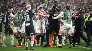 ¡Vergonzoso! Universitario y Corinthians protagonizan violentos enfrentamientos en la Sudamericana