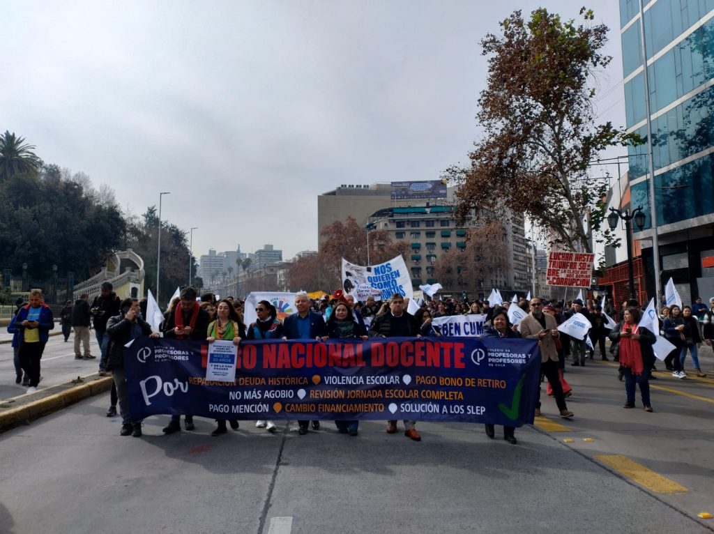 Colegio de Profesores encabeza “Gran Marcha por la Educación” en medio de paro nacional de 24 horas
