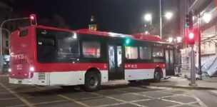 Bus del sistema RED arrasó con quisco y semáforo en la Alameda