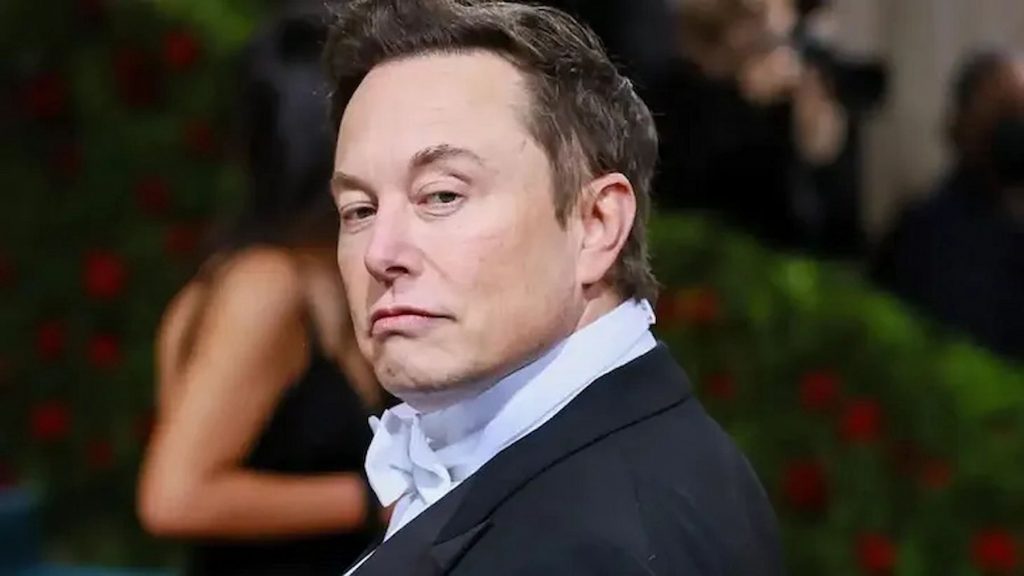 Elon Musk anuncia que cuentas no verificadas en Twitter sólo podrán leer 600 tuits al día