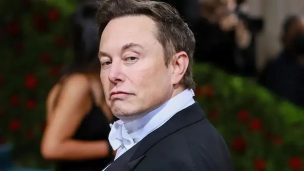 Elon Musk anuncia que cuentas no verificadas en Twitter sólo podrán leer 600 tuits al día