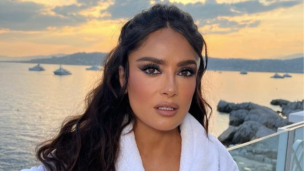 ¡Revolucionó las redes sociales!: Salma Hayek publicó destapada fotografía para celebrar el “día del bikini”