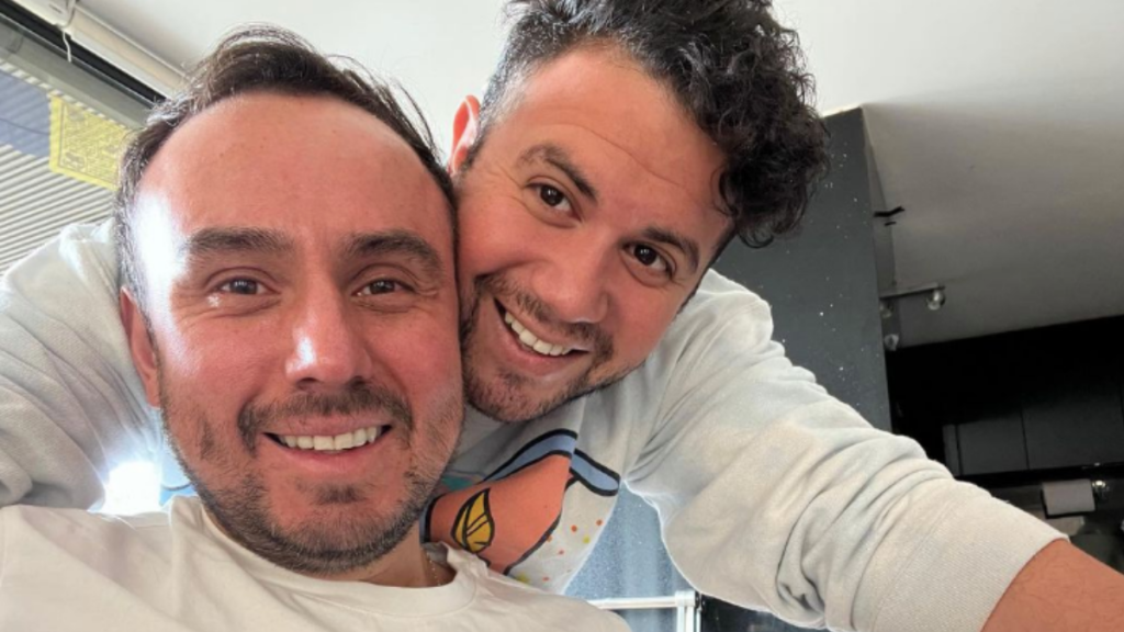 César Campos sorprende con nueva imagen tras someterse a intervención quirúrgica junto a su pareja
