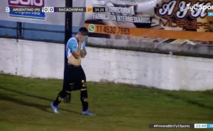 No se puede creer: expulsan a futbolista argentino por orinar en la cancha