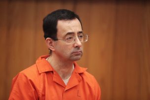 Apuñalan a Larry Nassar, el médico que abusó de cientos de gimnastas en Estados Unidos