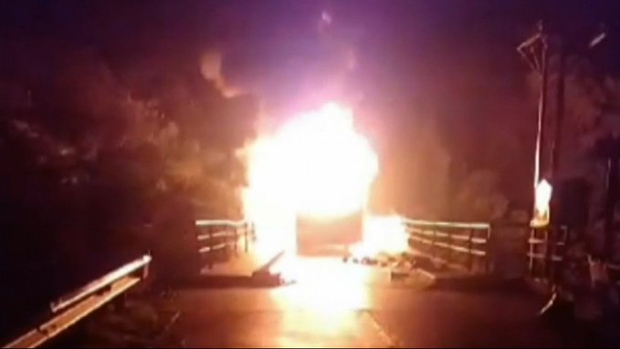 Collipulli: Encapuchados incendiaron microbús que trasladaba a trabajadores forestales