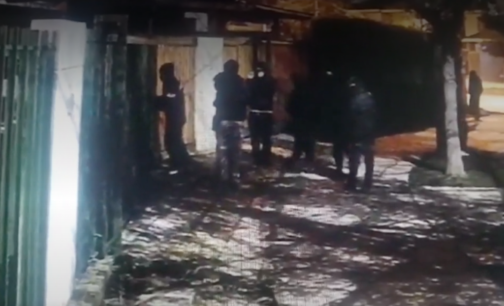 Turba de al menos 10 delincuentes intentó robar una casa en Peñalolén: Alarma los espantó