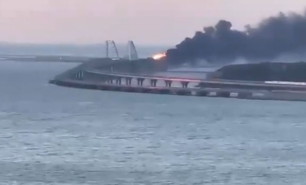 Rusia acusa “ataques terroristas” de Ucrania contra puente en Crimea