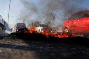 Protestas de deudores habitacionales cortan el tránsito en varios puntos de Santiago