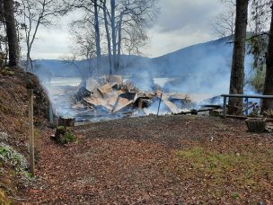 Dos casas resultan destruidas por atentado incendiario en Tirúa