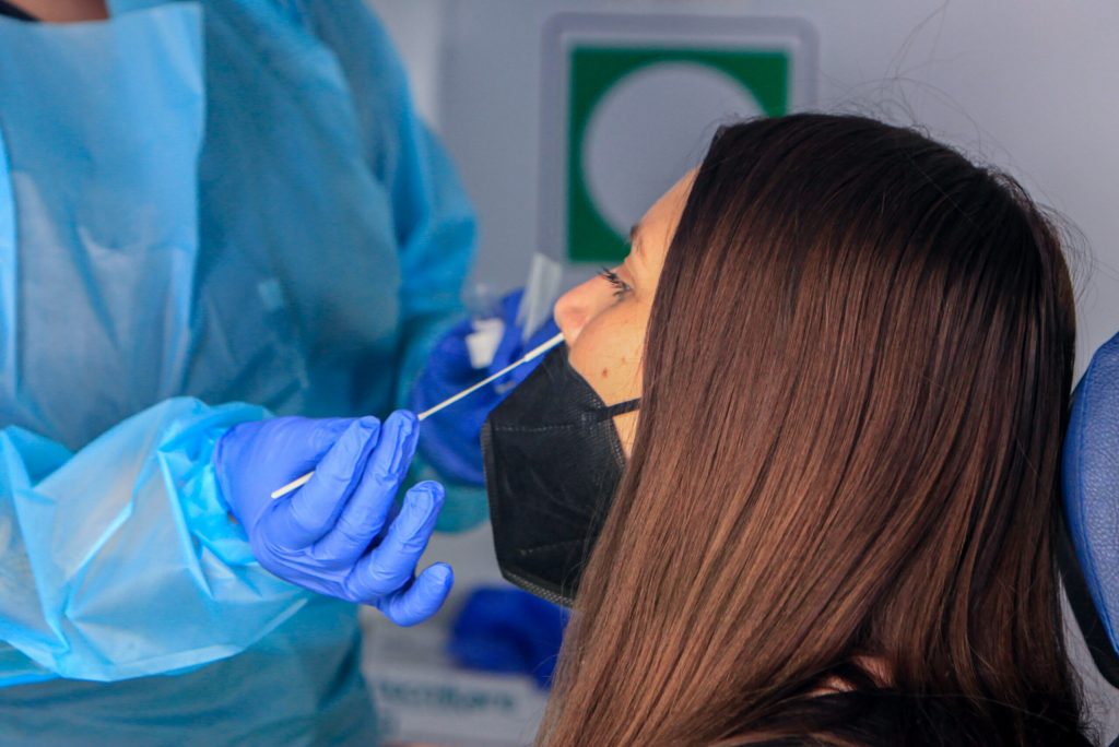 Covid-19: Casos confirmados a nivel nacional aumentan un 26,1% en la última semana