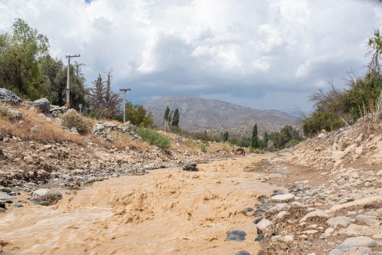 Senapred activa mensajería SAE y solicita evacuar el sector Infiernillos, en Los Vilos, por riesgo de aluvión