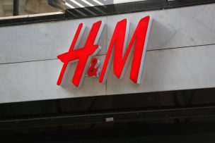 Sernac emite alerta de seguridad por pulsera de H&M