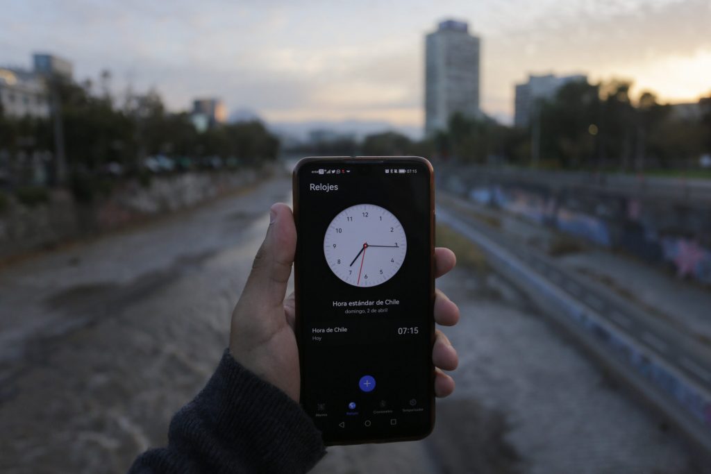 Cambio de hora en Chile se realizará este sábado: ¿se adelantan o atrasan los relojes?