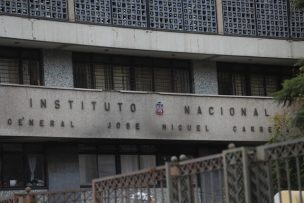 Instituto Nacional: Encapuchados lanzan molotovs, dañan computador y destrozan portería