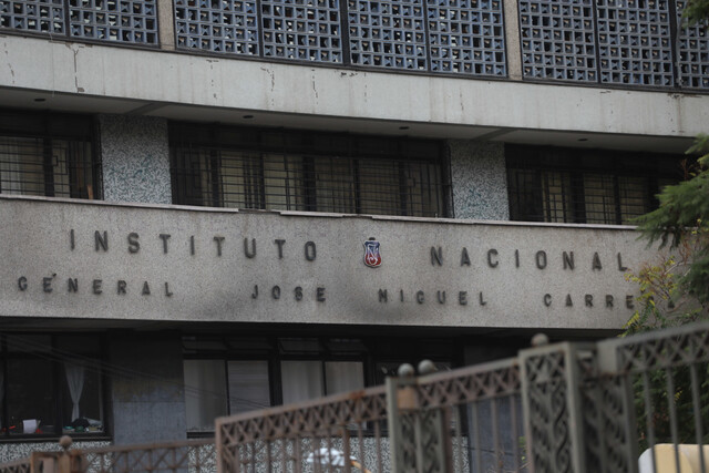 Instituto Nacional: Encapuchados lanzan molotovs, dañan computador y destrozan portería