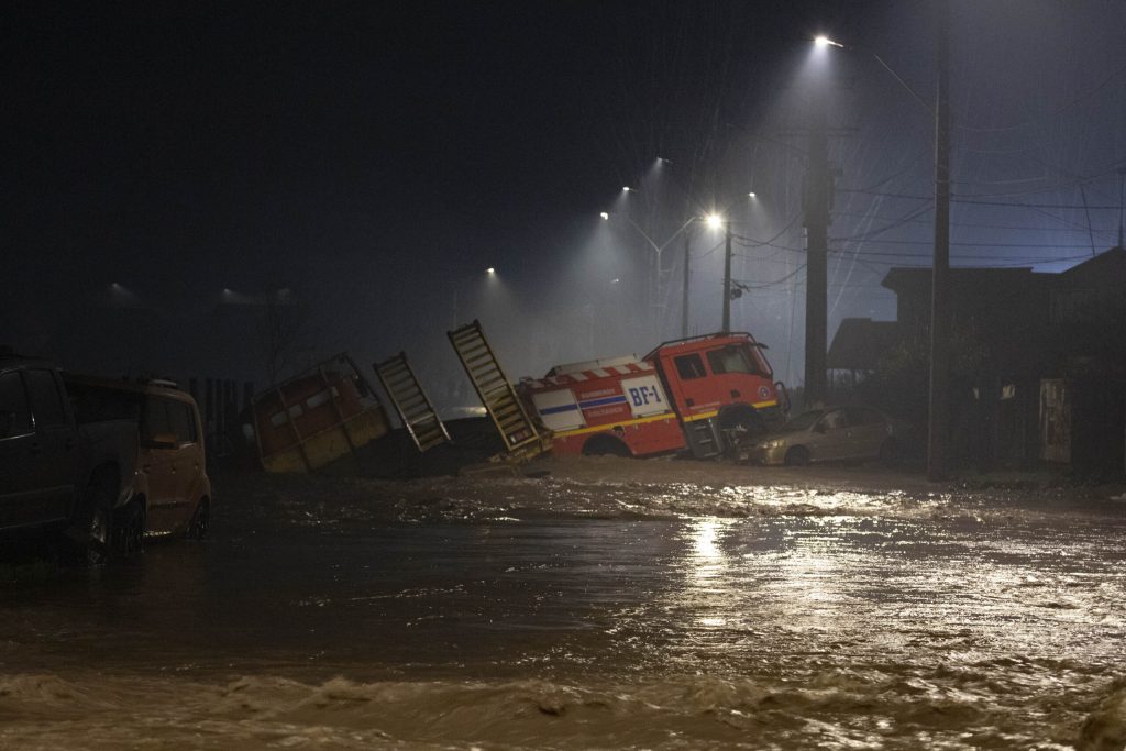 Linares: Senapred ordena evacuar sectores de La Isla y Las Leñas por desborde de río Ancoa