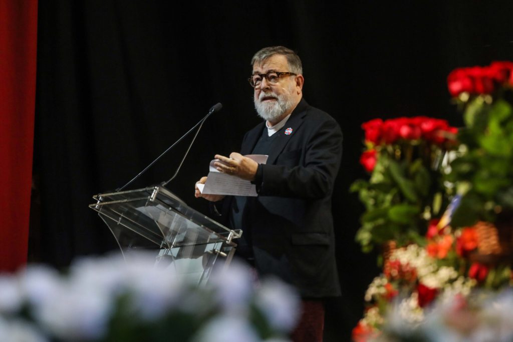 Ministro de Cultura anuncia homenaje a Luis Alarcón: “es un emblema cultural del país”