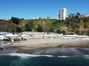 Prohíben baño en playa de Valparaíso por presencia de coliformes fecales