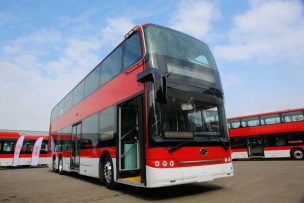 Presentan buses de dos pisos para el transporte público de Santiago