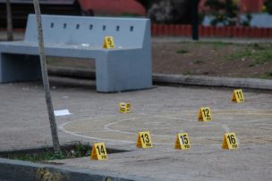 Balacera en plaza de Santiago deja una persona muerta